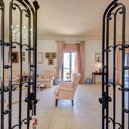 Villa Valleyside Heights - Pool & Heated Jacuzzi